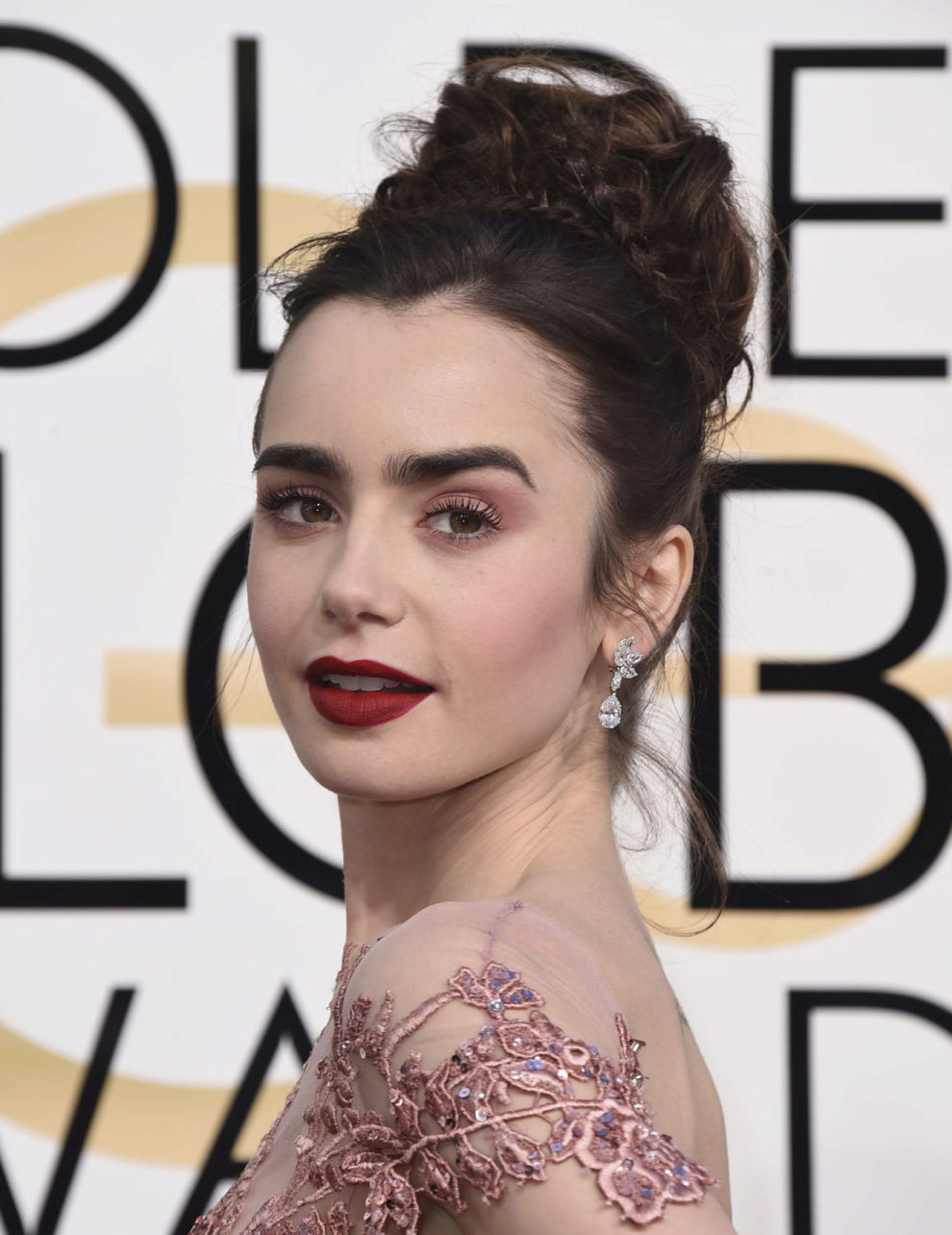 lily-collins-golden-globes